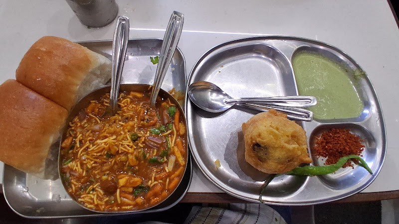 Aram Vada Pav - Aram Vada Pav, Capital Cinema Building, 126, Dr Dadabhai Naoroji Rd, opp. Aram Hotel CSMT, Azad Maidan, Fort, Mumbai, Maharashtra 400001, India