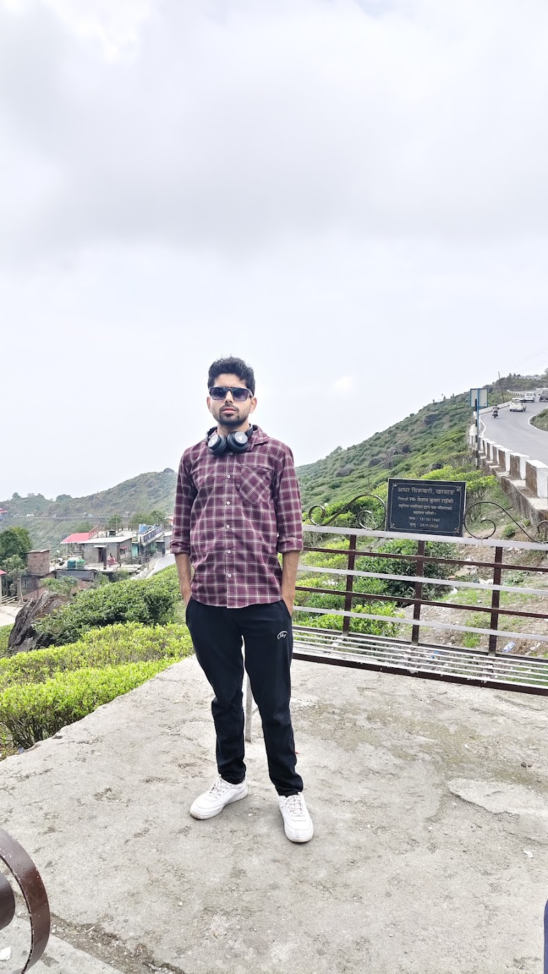 Darjeeling Hotel - Darjeeling Hotel 47, Gandhi Rd, Limbugaon, Darjeeling, West Bengal 734101, India