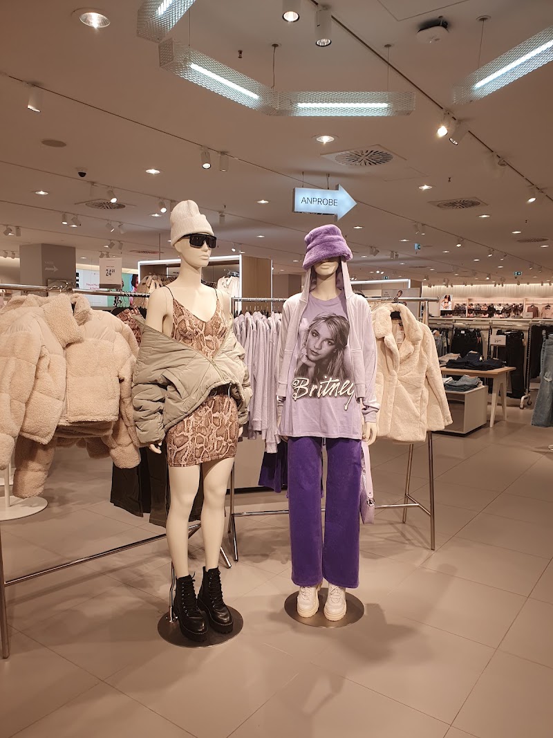 H&M - H&M Bahnhofstraße 12, 94032 Passau, Germany
