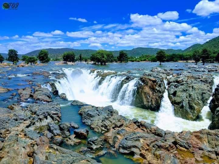 Hogenakkal water falls boating