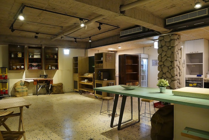 Beimen WOW Poshtel - Beimen WOW Poshtel, No. 2-1號, Lane 92, Taiyuan Rd, Jiangong Village, Datong District, Taipei City, Taiwan 103