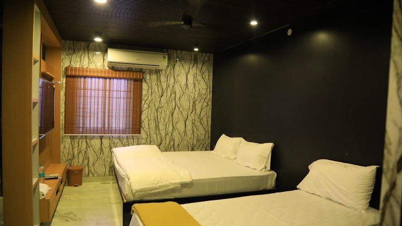 Clouds Luxury Hotel- BNS Towers - Clouds Luxury Hotel- BNS Towers No-603/1A2 VIT All Mart Road, near VIT University, Katpadi, Vellore, Tamil Nadu 632014, India