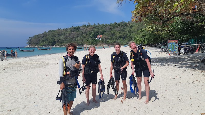 Phuket Dive Tours - Dive Center Chalong - Phuket Dive Tours - Dive Center Chalong 10, 10 Soi Ta Ied, Tambon Chalong, Phuket, Chang Wat Phuket 83130, Thailand
