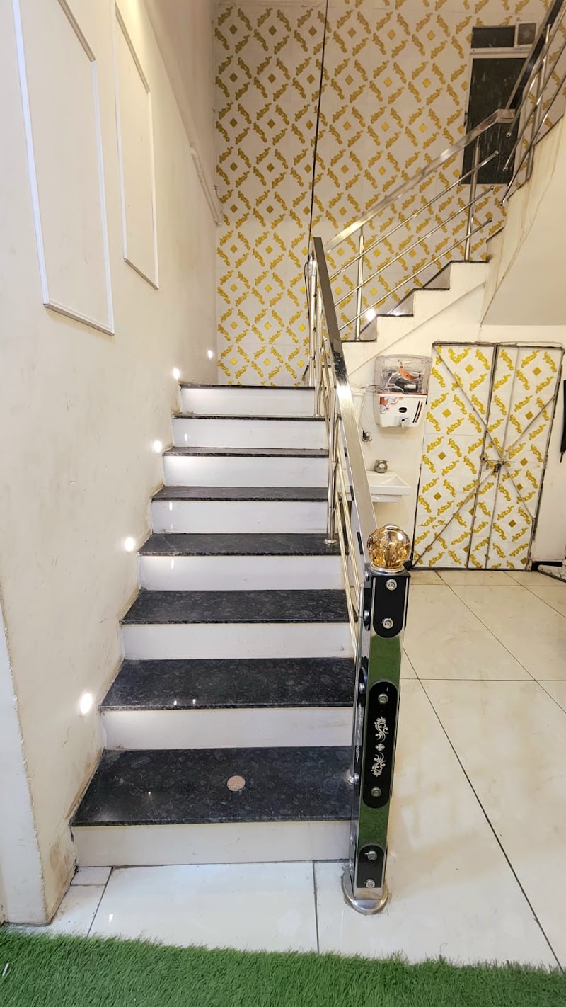 Hotel Shree Govind Palace - Hotel Shree Govind Palace Indore Gate, 4/1, Mahishmati Marg, near Vinay Aadarsh School, Suraj Nagar, Ujjain, Madhya Pradesh 456006, India