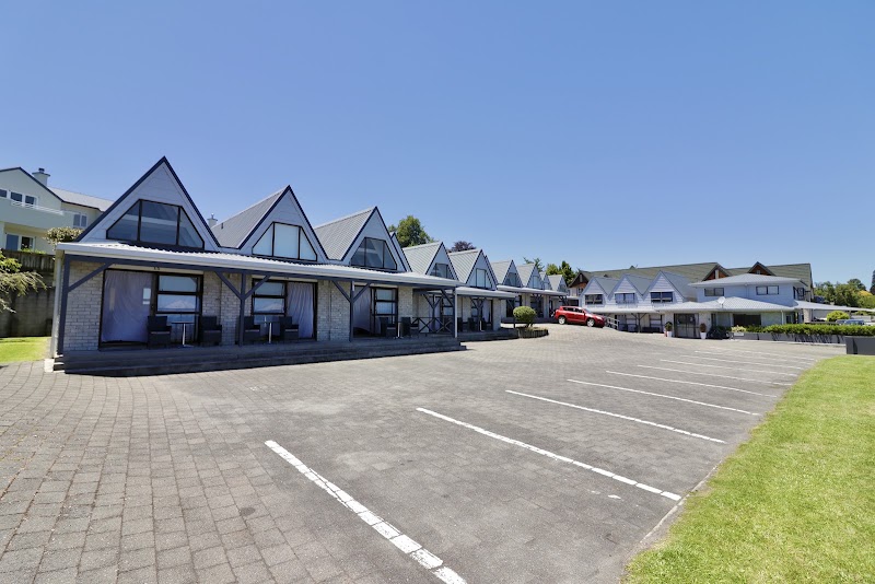 Gables Lakefront Motel