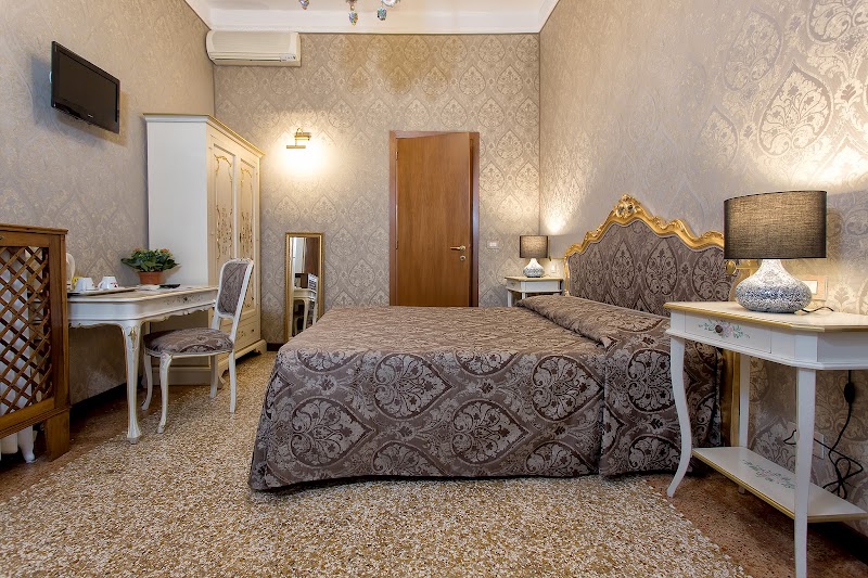 Hotel Mezzo Pozzo - Hotel Mezzo Pozzo Sestiere Cannaregio 4529, 30121 Venezia VE, Italy