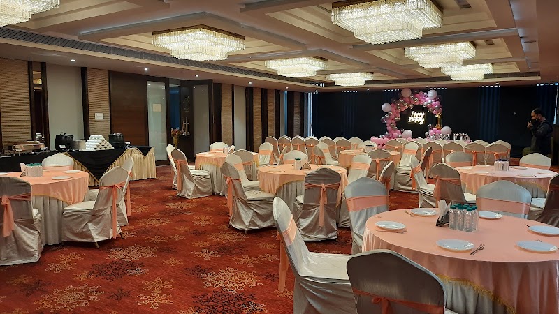 Hotel Kingsway-Luxury Hotel - Hotel Kingsway-Luxury Hotel Ring Road No.1 opposite State Bank of India Telibandha, Chowk, Mahaveer Nagar, Raipur, Chhattisgarh 492001, India
