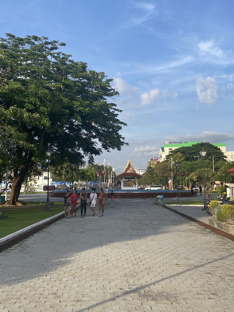 Patouxai Fountain - Patouxai Fountain, Ave Lane Xang, Vientiane, Laos