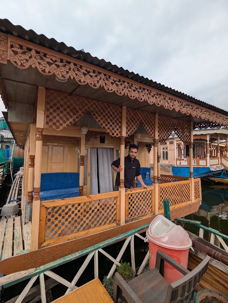 Young Shahzada Group of House boats - Young Shahzada Group of House boats, Golden Dal Lake, Boulevard Road, ghat no.09,, Srinagar,Kashmir, opp. New Park Hotel, Karapura, Rainawari, Srinagar, 190001