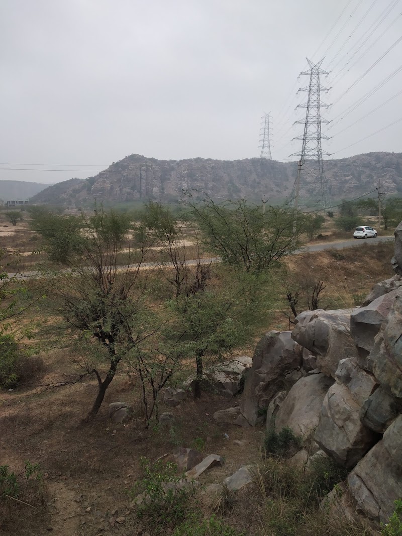 Dhauj Rock Climbing - Dhauj Rock Climbing 955P+X72, Manger - Dhauj Rd, Haryana 121004, India