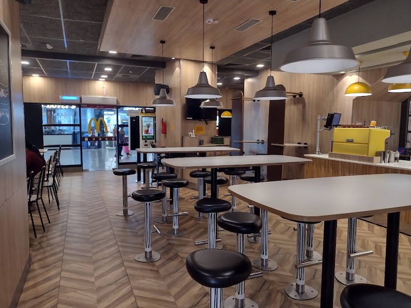 Mcdonald's - Mcdonald's, Surya Treasure Island Mall, Junwani Rd, near Apollo Hospital, Smriti Nagar, Bhilai, Surya Vihar, Chhattisgarh 490020, India