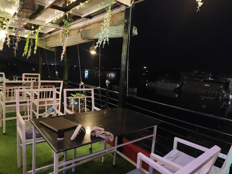 The Sky Lounge Udaipur - The Sky Lounge Udaipur Hotel Pichola Haveli Bagore Ki Haveli Museum, near Gangaur Ghat Marg, Hotel Gangaur Palace, Udaipur, Rajasthan 313004, India