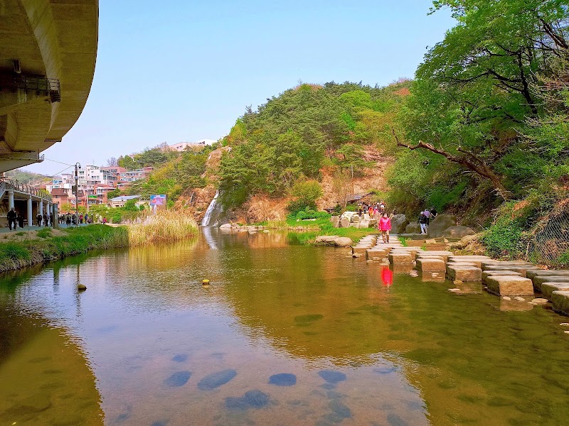 Hongjecheon Artificial Waterfall - Hongjecheon Artificial Waterfall Moraenae-ro, Seodaemun-gu, Seoul, South Korea