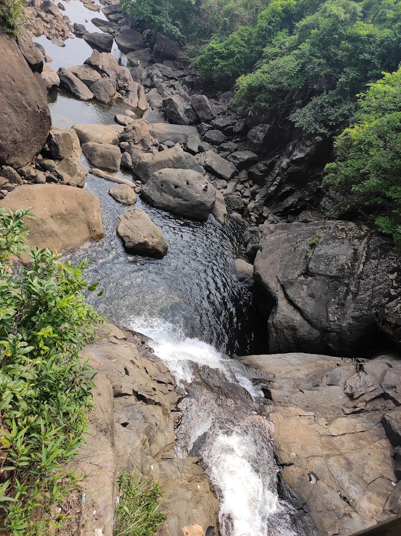 Borhill Falls - Borhill Falls 5XM5+33M, Riwai-Dawki Rd, Mawlynnong, Lyngkhat, Meghalaya 793110, India
