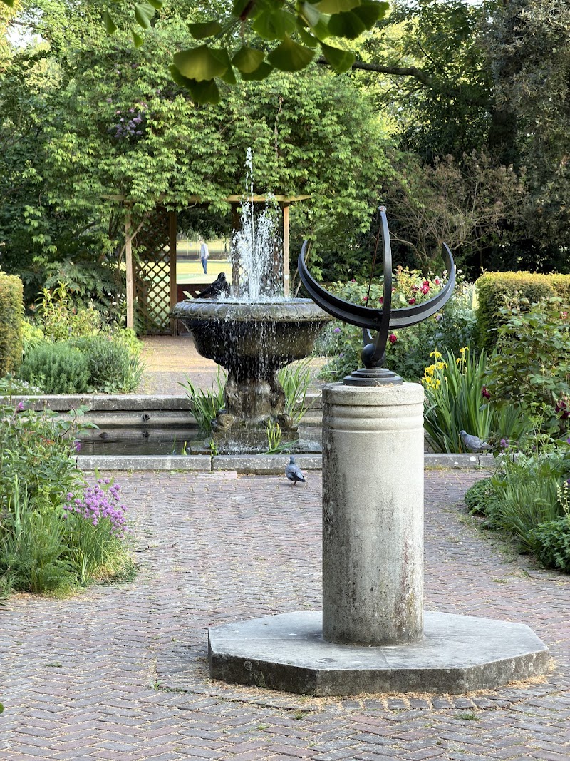 Old English Garden - Old English Garden, London SW11 4NJ, UK