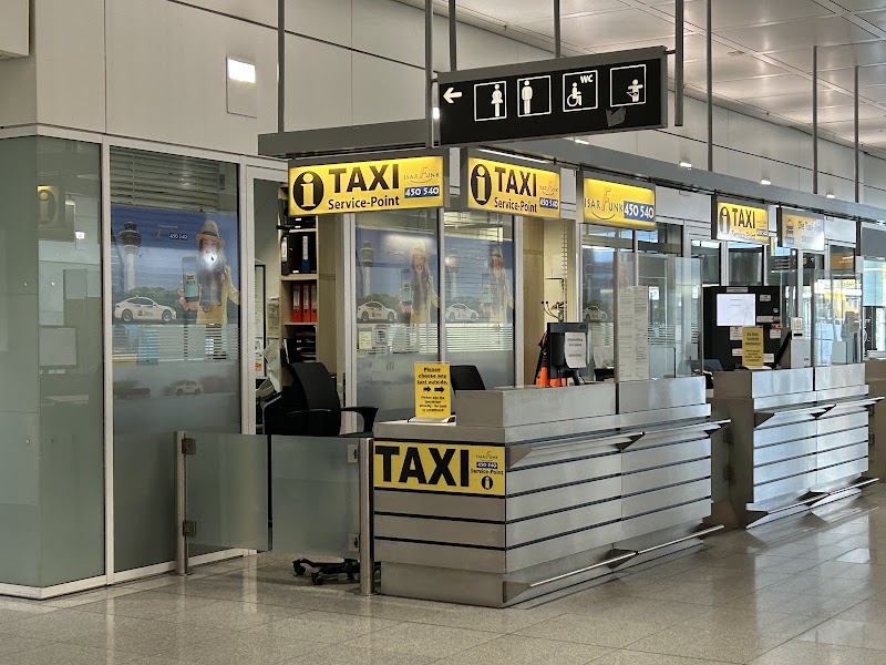 Taxistand Vorfahrt Terminal 2 - Taxistand Vorfahrt Terminal 2, Terminalstraße Nord, 85356 Oberding, Germany