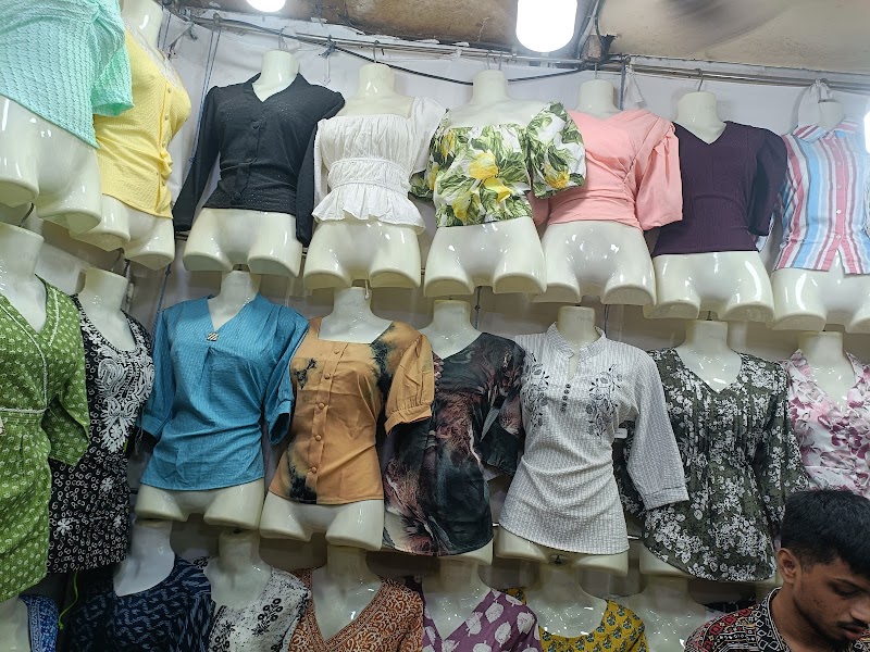 Linking Road Market - Linking Road Market 33rd Rd, Khar, Khar West, Mumbai, Maharashtra 400052, India