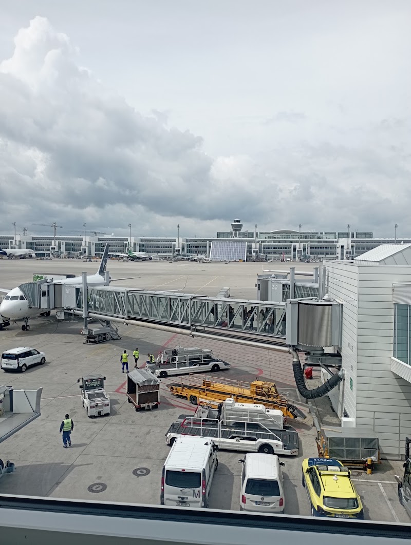 Taxistand Vorfahrt Terminal 2 - Taxistand Vorfahrt Terminal 2, Terminalstraße Nord, 85356 Oberding, Germany