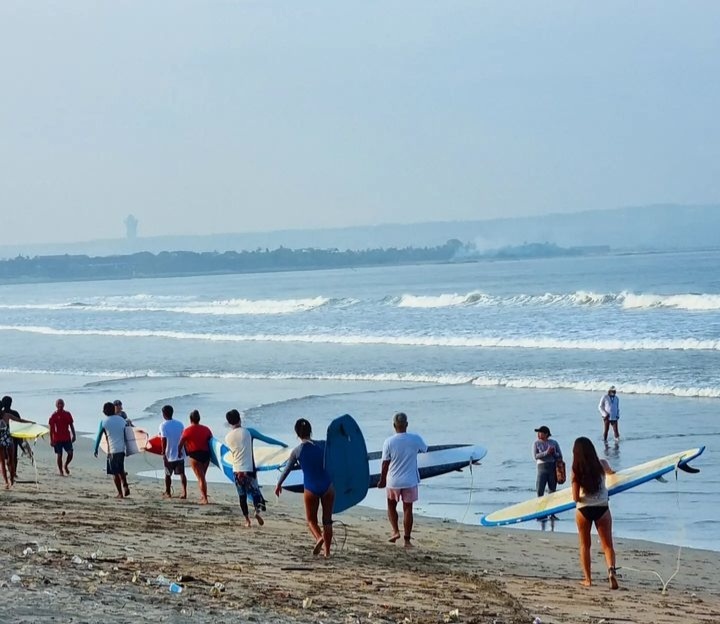Kuta learn to surf - Kuta learn to surf Di depan hard rock cafe, Jl. Pantai Kuta, Kuta, Kec. Kuta Sel., Kabupaten Badung, Bali 80361, Indonesia