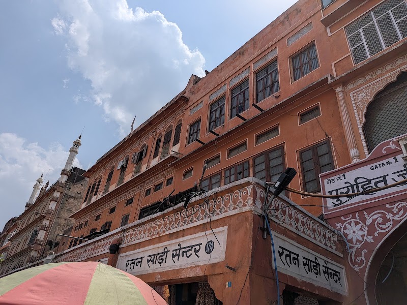 Purohit Ji Ka Katla Gate No. 1 - Purohit Ji Ka Katla Gate No. 1, WRCG+RH7, Johari Bazar Rd, Bapu Bazar, Pink City, Jaipur, Jaipur Nagar Nigam Area, Rajasthan 302003, India