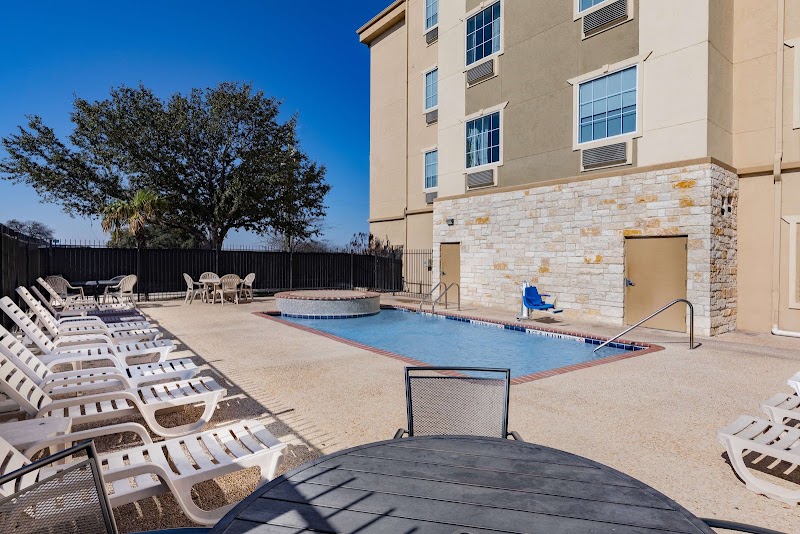 Days Inn & Suites by Wyndham San Antonio near Frost Bank Ctr