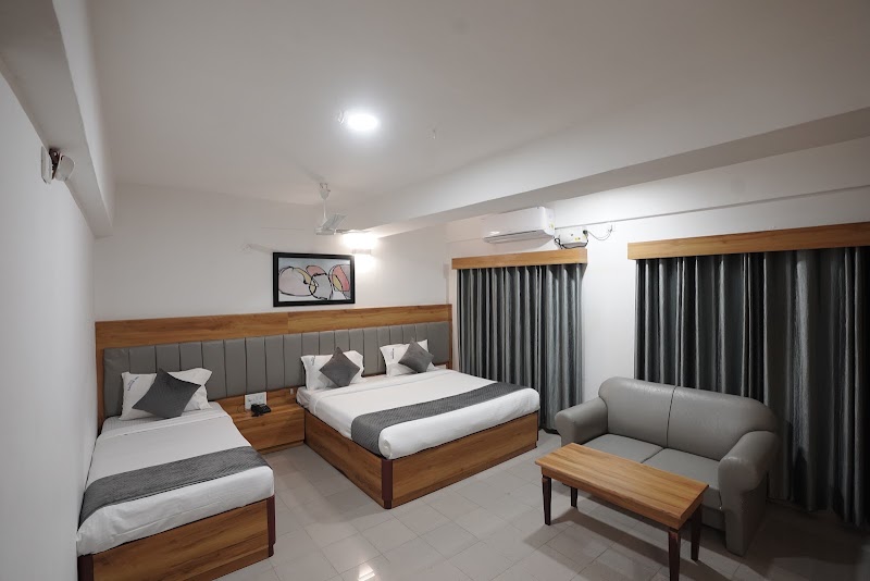 Hotel Luciya International Near Prabha Theatre - Hotel Luciya International Near Prabha Theatre, 1771, URS Complex, Sardar Patel Rd, near Prabha Theater, Devaraja Mohalla, Mandi Mohalla, Mysuru, Karnataka 570001, India