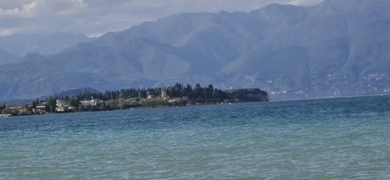 Parcheggio dietro la Chiesa di Santa Maria Immacolata in Lugana - Parcheggio dietro la Chiesa di Santa Maria Immacolata in Lugana Via Verona, 25019 Sirmione BS, Italy