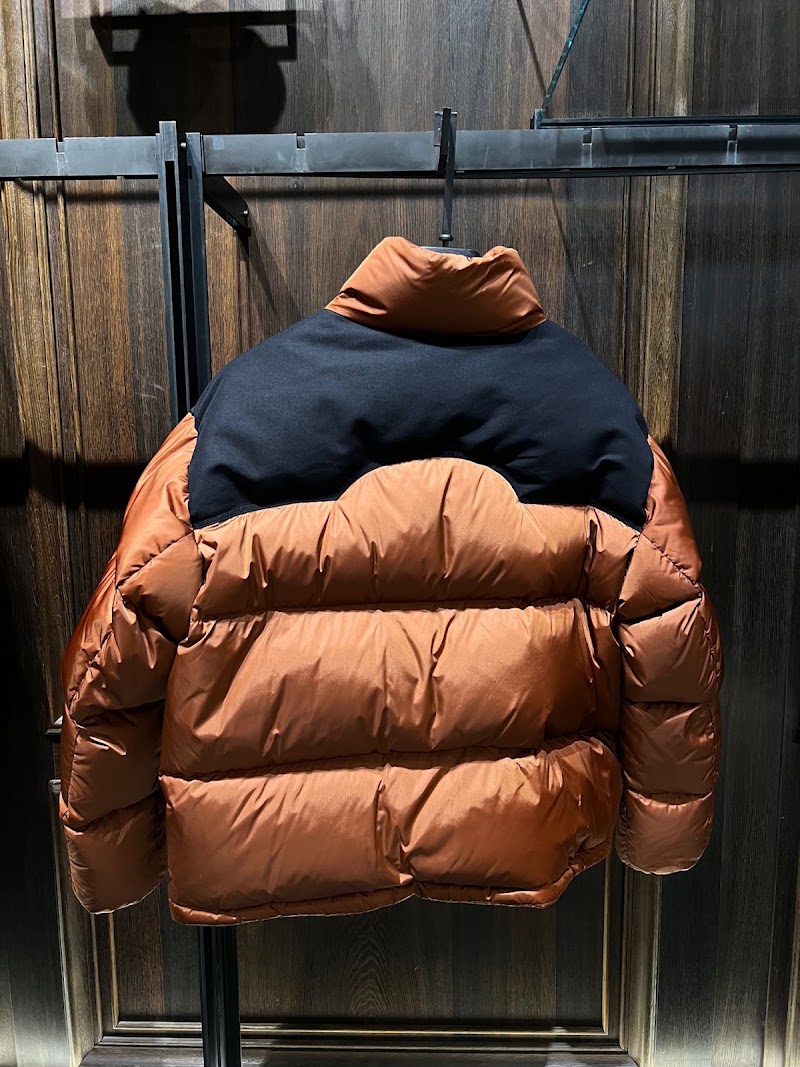 Moncler Amsterdam - Moncler Amsterdam Pieter Cornelisz Hooftstraat 90-92, 1071 CC Amsterdam, Netherlands