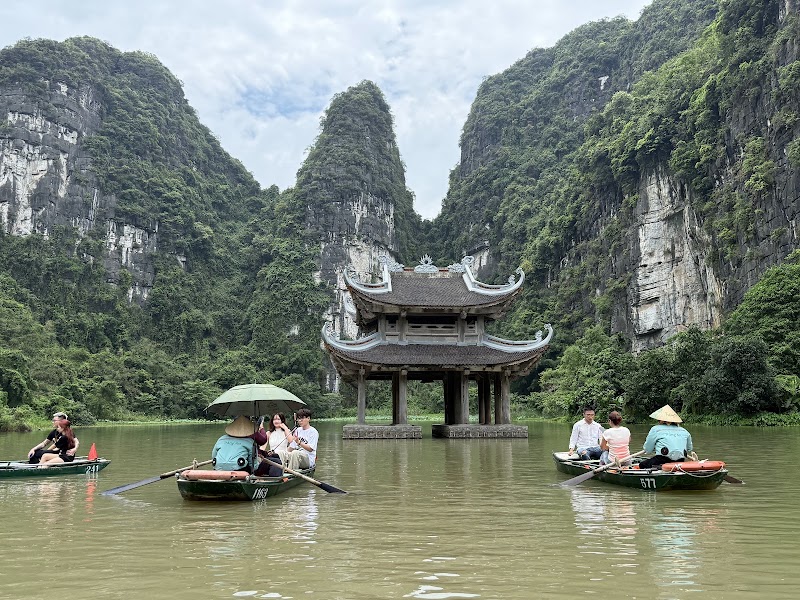 Trang An Grottoes tour