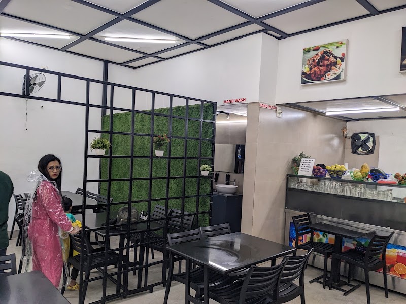 Paris Restaurant - Paris Restaurant College Rd, opp. to ram mandir, Stuart Hill, Madikeri, Karnataka 571201, India