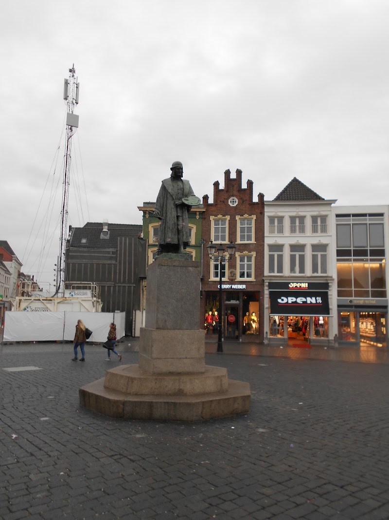 Standbeeld Jeroen Bosch - Standbeeld Jeroen Bosch, Markt, 5211 JW 's-Hertogenbosch, Netherlands