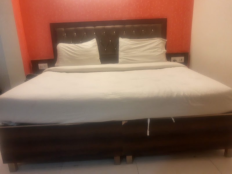 The River Front Hotel - The River Front Hotel A 32/C Kharsa, No 391/1, 339/2, Block B, Mahipalpur Village, Mahipalpur, New Delhi, Delhi 110037, India