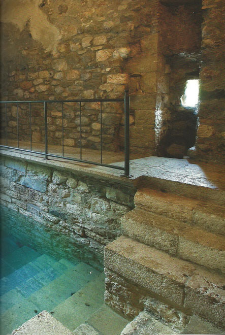 Sinagoga y baños judíos de Besalú - Sinagoga y baños judíos de Besalú Baixada de la Mikweh, 17850 Besalú, Girona, Spain