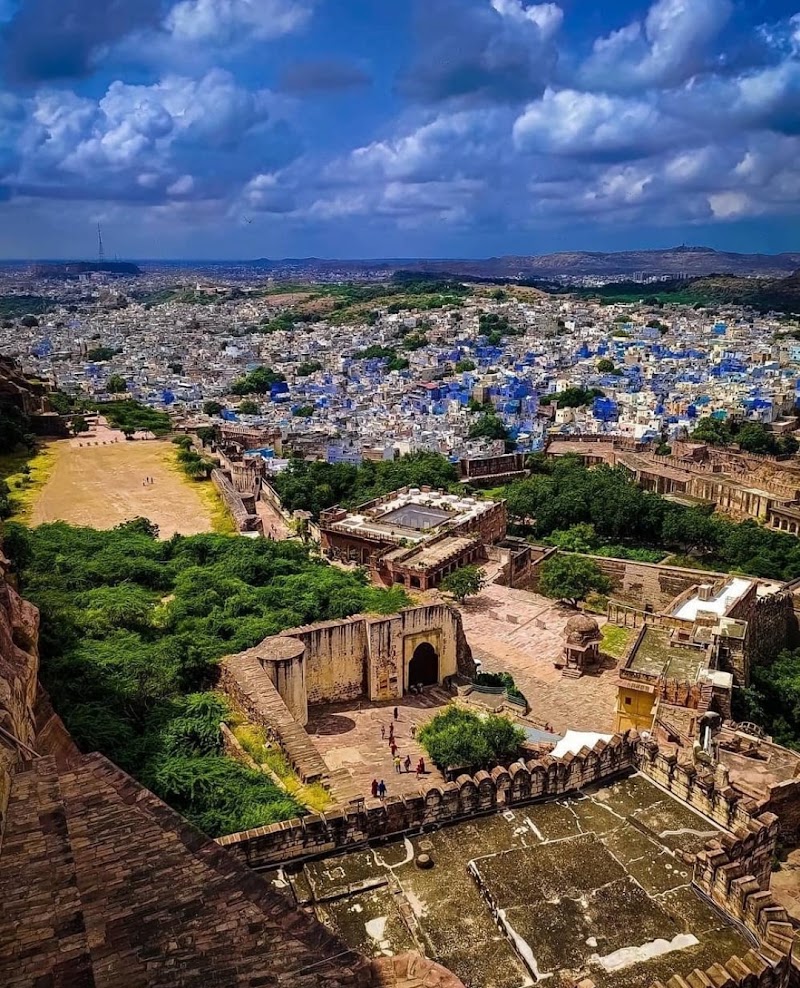 Mehrangarh Fort Way - Mehrangarh Fort Way 823H+WG5, Gulab Sagar, Jodhpur, Rajasthan 342001, India