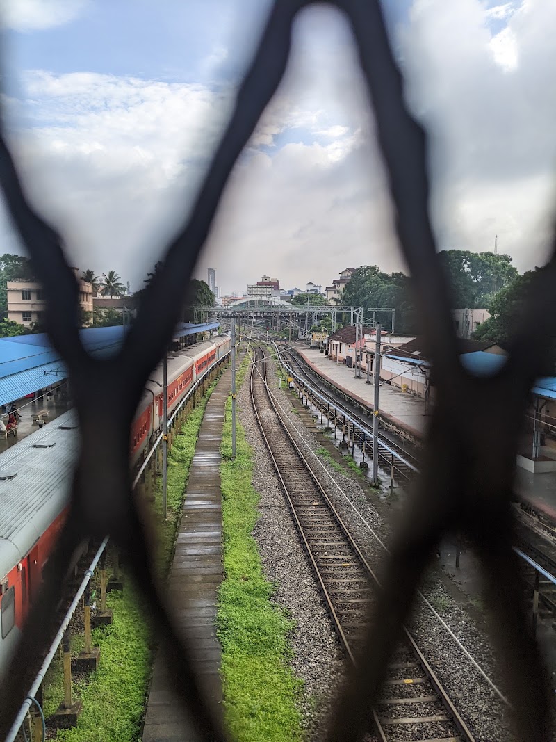 Kozhikode Railway Station Foot Over Bridge - Kozhikode Railway Station Foot Over Bridge, 6QWJ+R8V, Unnamed Road, Palayam, Kozhikode, Keralam 673001, India