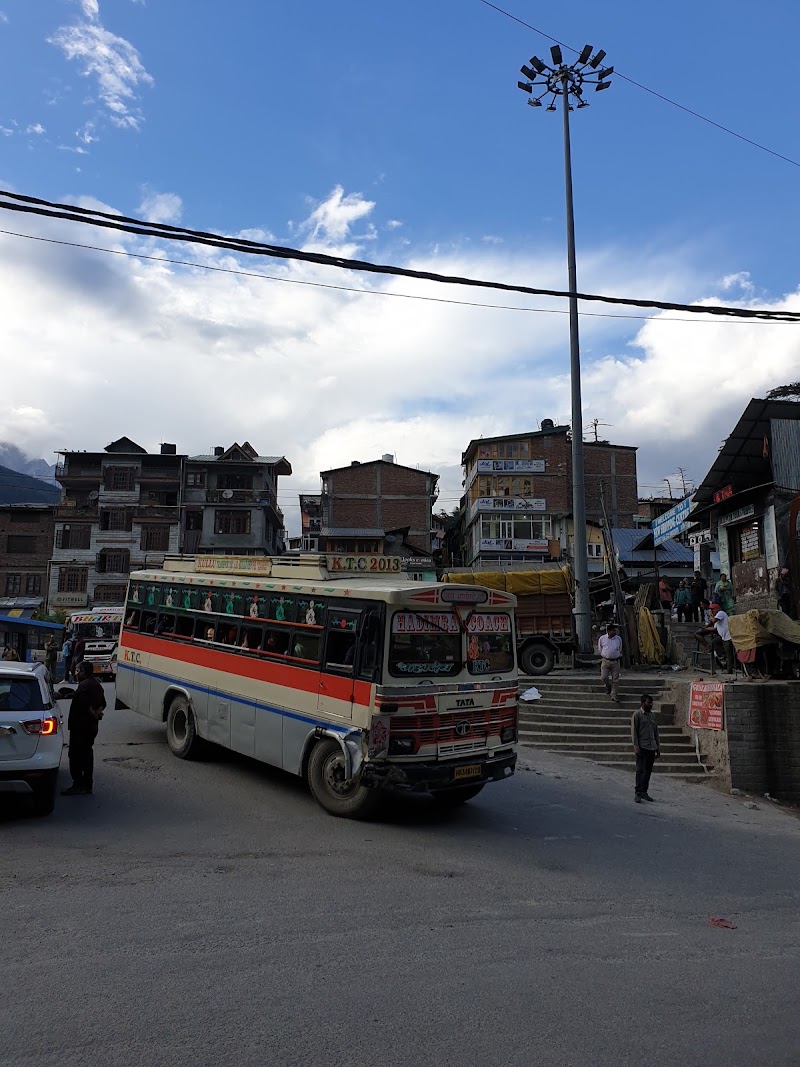 Manali Bus Stand - Manali Bus Stand, 65VQ+MXW, market, Siyal, Manali, Himachal Pradesh 175131, India