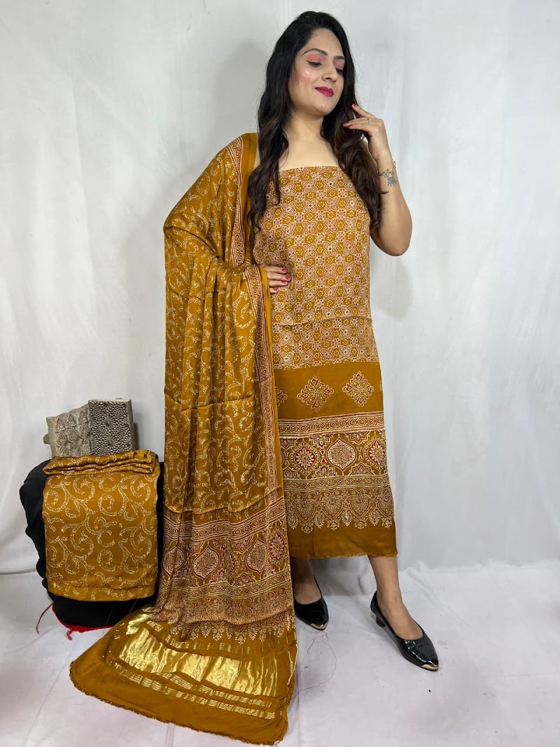 Navratan Saree Collection - Navratan Saree Collection Shop No-112, Johri Bazar, Bapu Bazar, Biseswarji, Jaipur, Jaipur Nagar Nigam Area, Rajasthan 302003, India