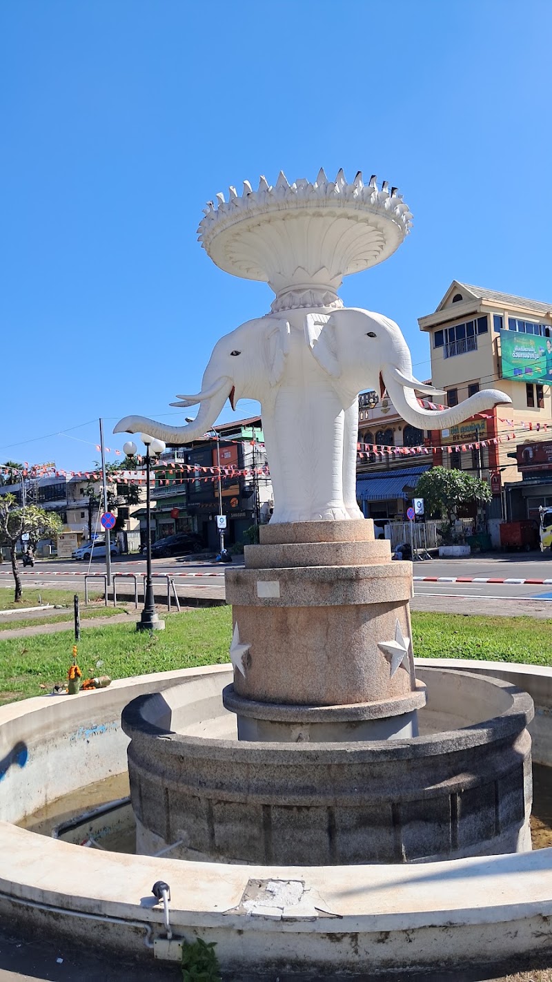 Fa Ngum Statue - Fa Ngum Statue, Rue Setthathilath, Vientiane, Laos