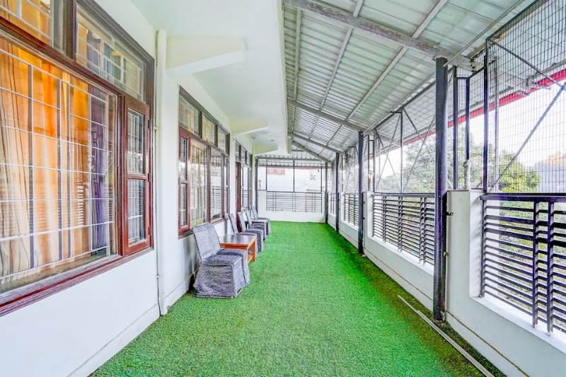 Townhouse by OYO Mall Road Near Library Chowk - Townhouse by OYO Mall Road Near Library Chowk Library Chowk, opposite Madhuban Sarovar Portico, The Mall Road, Mussoorie, Uttarakhand 248179, India