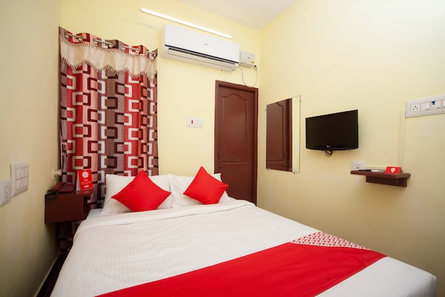 OYO 26168 The Clock Tower Hotel - OYO 26168 The Clock Tower Hotel 1st & 2nd No 478 MG Road, Bussy Street Near Clock Tower Clock Tower, Junction, Chinnakadai, MG Road Area, Puducherry, 605001, India