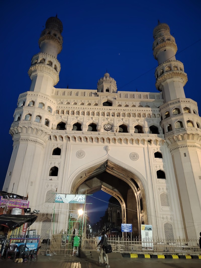 Masjid & Dargah Hazrat Syedan Sahib Rh - Masjid & Dargah Hazrat Syedan Sahib Rh, 21-7-290, Mitti Ka Sher, Gulzar Houz, Char Kaman, 21-2-314, Shakkar Kotha, Laad Bazar, Char Kaman, Ghansi Bazaar, Hyderabad, Telangana 500002, India