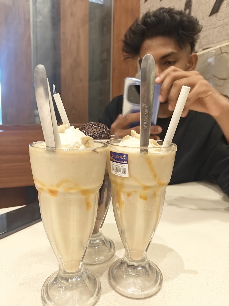 Shake Palace - Shake Palace, W7P7+358, Aroor - Thoppumpady Rd, Thoppumpady, Kochi, Keralam 682005, India