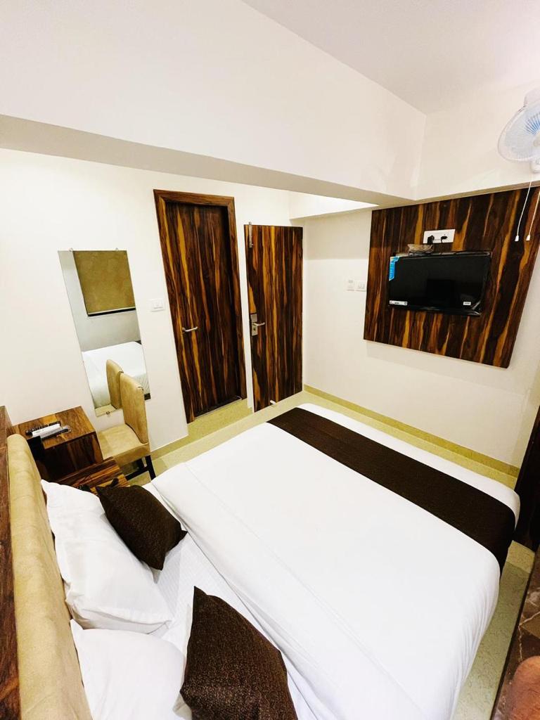 Hotel Hilton Suites - Hotel Hilton Suites 401, 4th Floor, Swami Vivekanand Rd, above Moti Mahal Hotel, opp. Andheri Subway Road, Andheri, Fish Market Area, Navneeth Colony, Andheri (W, Mumbai, Maharashtra 400058, India