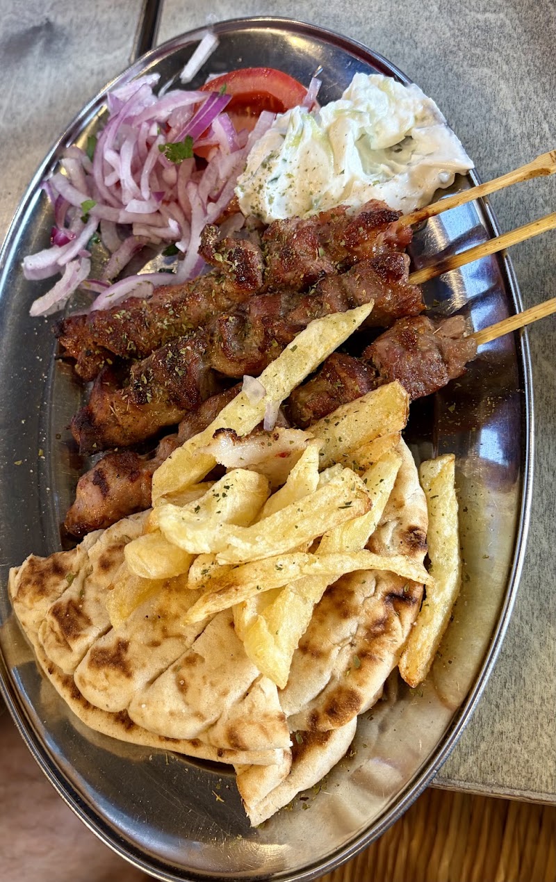 o Gyros Pou Gyrevis - o Gyros Pou Gyrevis, Athanasiou Diakou 1, Athina 117 42, Greece
