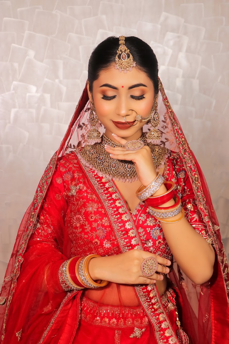 Crown Beauty Salon & Makeover - Crown Beauty Salon & Makeover Janta Colony, Pahadi Para, Gudhiyari, Raipur, Chhattisgarh 492009, India