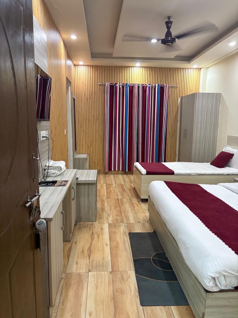 Grand Vista Retreit Hotel - Grand Vista Retreit Hotel siya Goan, Kempty Fall Rd, opp. JW Marriot Hotel, Charleville, Mussoorie, Ghatudhar, Uttarakhand 248179, India
