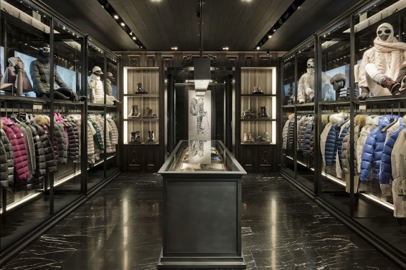 Moncler Amsterdam - Moncler Amsterdam Pieter Cornelisz Hooftstraat 90-92, 1071 CC Amsterdam, Netherlands