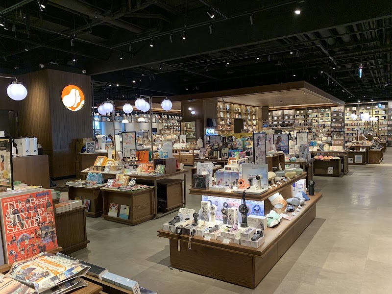 TSUTAYA BOOKSTORE Songshan Station Store - TSUTAYA BOOKSTORE Songshan Station Store 110, Taiwan, Taipei City, Xinyi District, Yongji Village, Songshan Rd, 11號3樓, No
