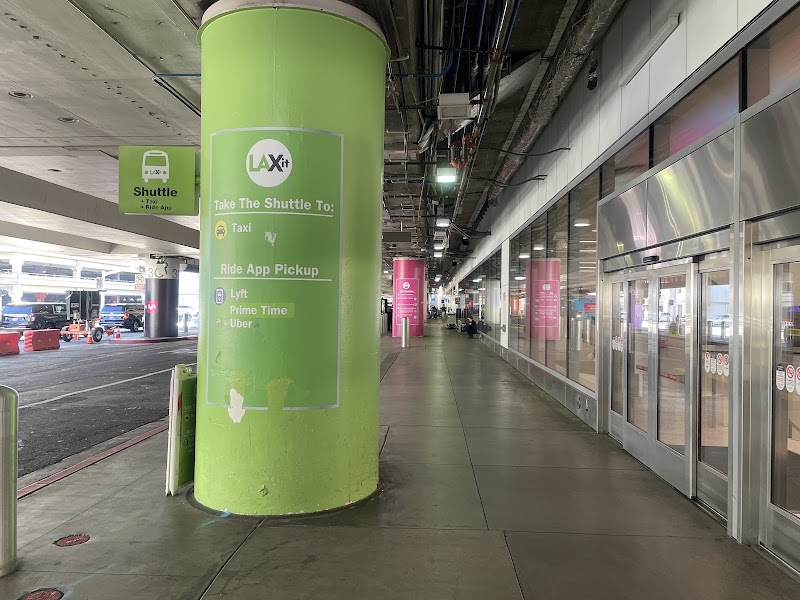 LAX Terminal 3 Upper Level dropoff - LAX Terminal 3 Upper Level dropoff, Los Angeles, CA 90045, USA