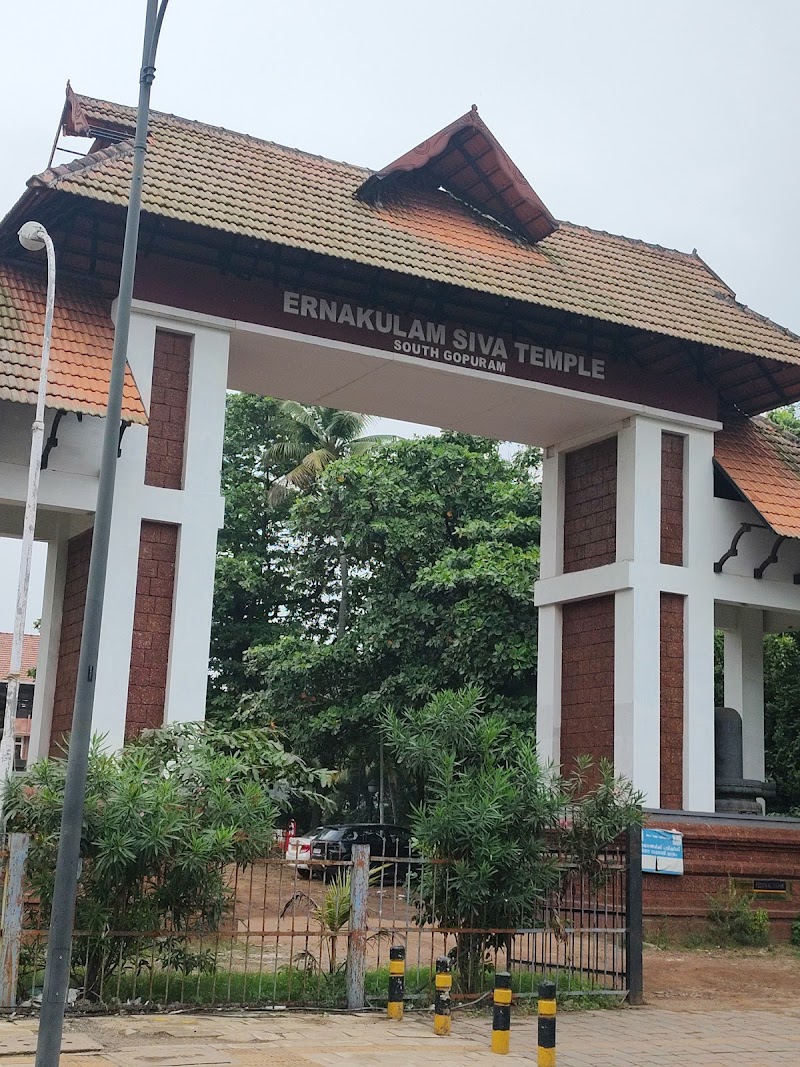 Ernakulam Shiva Temple - Ernakulam Shiva Temple, X79J+CV5, Durbar Hall Rd, Marine Drive, Ernakulam, Kochi, Kerala 682011, India